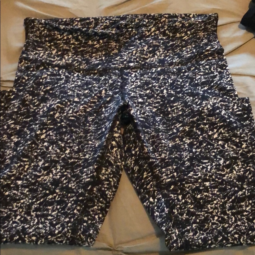 Lululemon WATERFALL print crop tights.